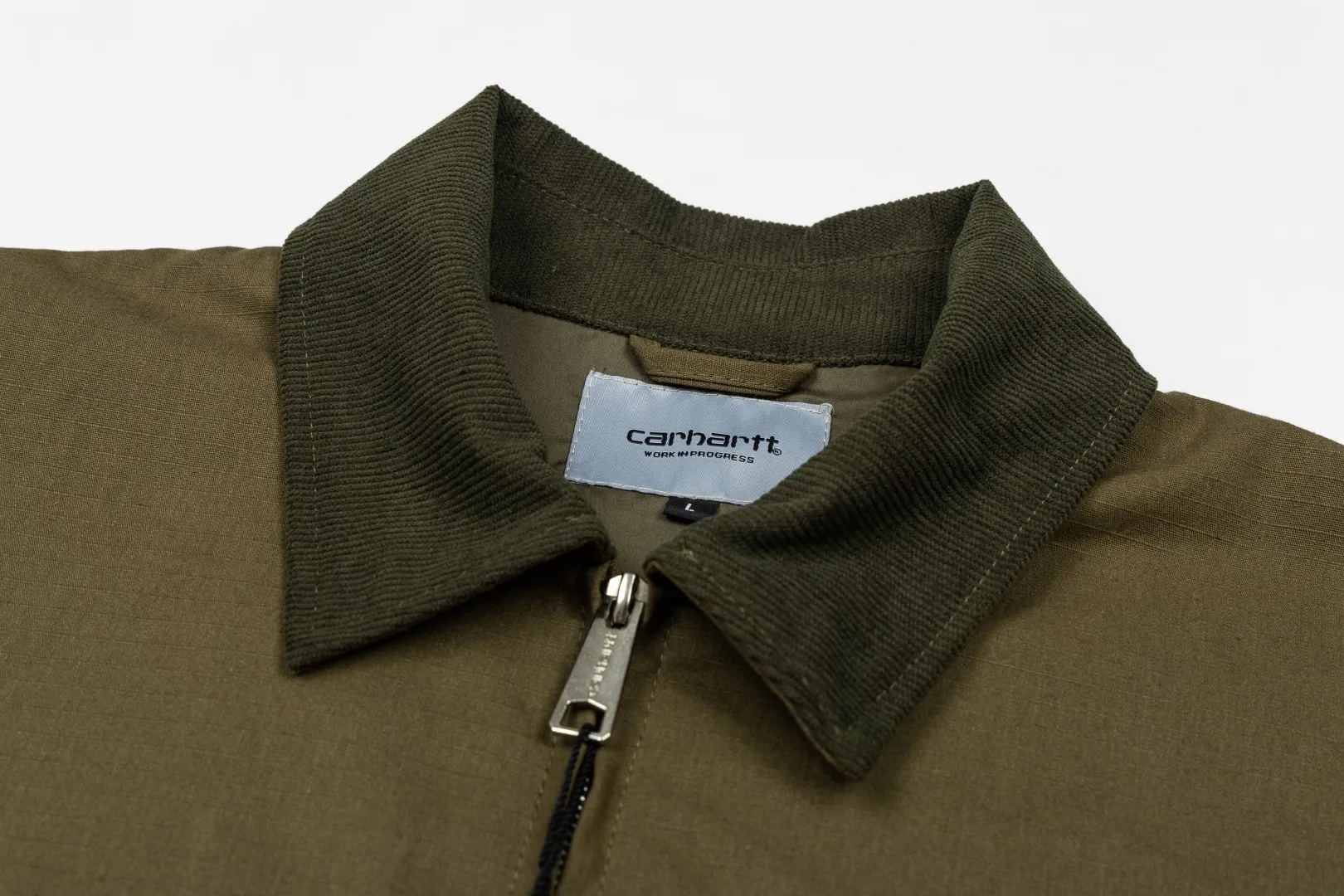 140 Carhartt Wip FW 26 early autumn jacket Carhartt FW 26 still performs stably. The new casual jacket is invincible! Still short and wide style, dropped shoulders design, light material, nylon lining inside, loose armholes, spliced ​​corduroy collar, dark plaid pattern throughout, full of texture💯 Versatile is suitable for commuting and travel in various scenarios👍🏻 Pairing the lower body with overalls/straight casual pants/jeans of the same color is also a good choice! Style number: ST 012# Color: Black Green Size: S-2XL